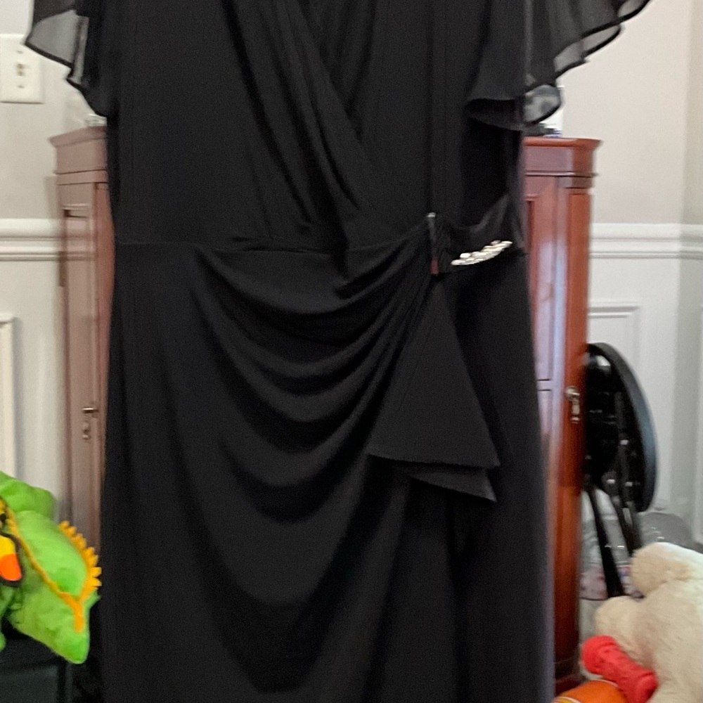 Chic Black Midi Dress with Timeless Elegance